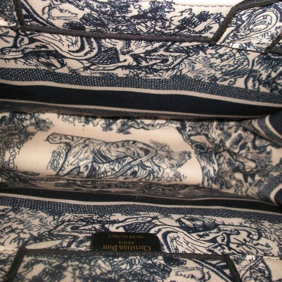 NWOT LRG Navy & White Faux-Jacquard Tote in Style of Lrg Jacquard Tote - Picture 3 of 6